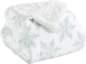 Great Bay Home Sherpa Fleece and Velvet Plush 50" x 60" Throw Blanket Blue Snowflakes | Thick Blanket for Fall and Winter | Cozy, Soft, and Warm Fleece Throw Blanket | Cielo Collection